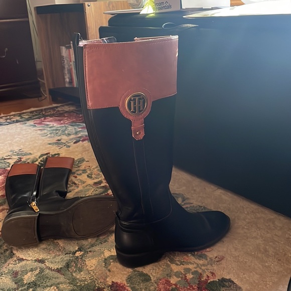 Like New Size 6.5 Tommy Hilfiger Boots - Picture 3 of 3
